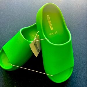 CUSHIONAIRE chunky slides in KELLY GREEN💚pic look neon but shoes aren’t-zoom in